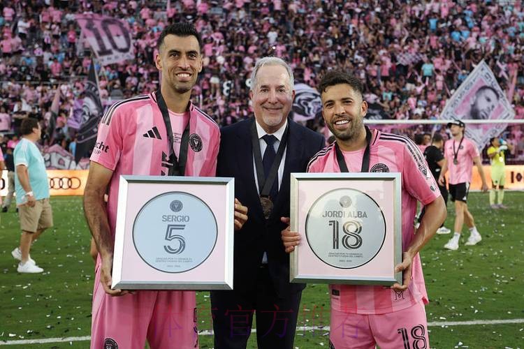 泪目！梅西用总冠军送别2好友+采访动情致敬 4家人携奖杯温馨合影